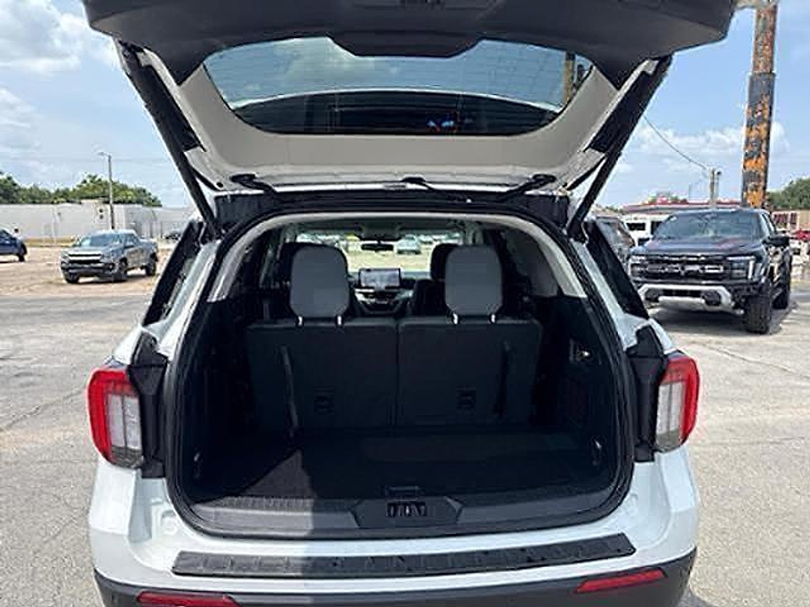 2026 Ford Explorer Active w/100A Pkg RWD