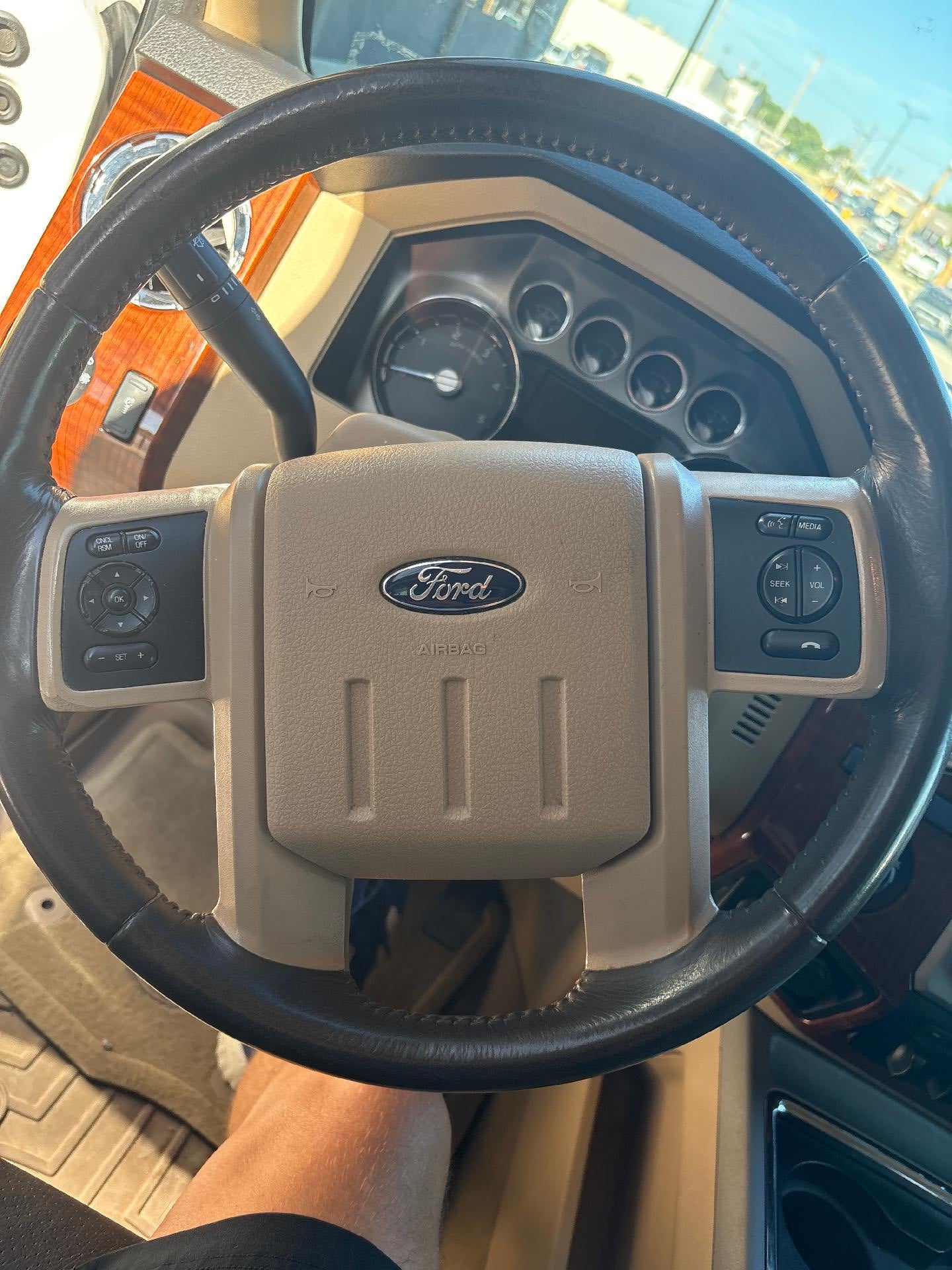 2016 Ford Super Duty F-250 SRW SUPERCREW FX 4 LARIAT