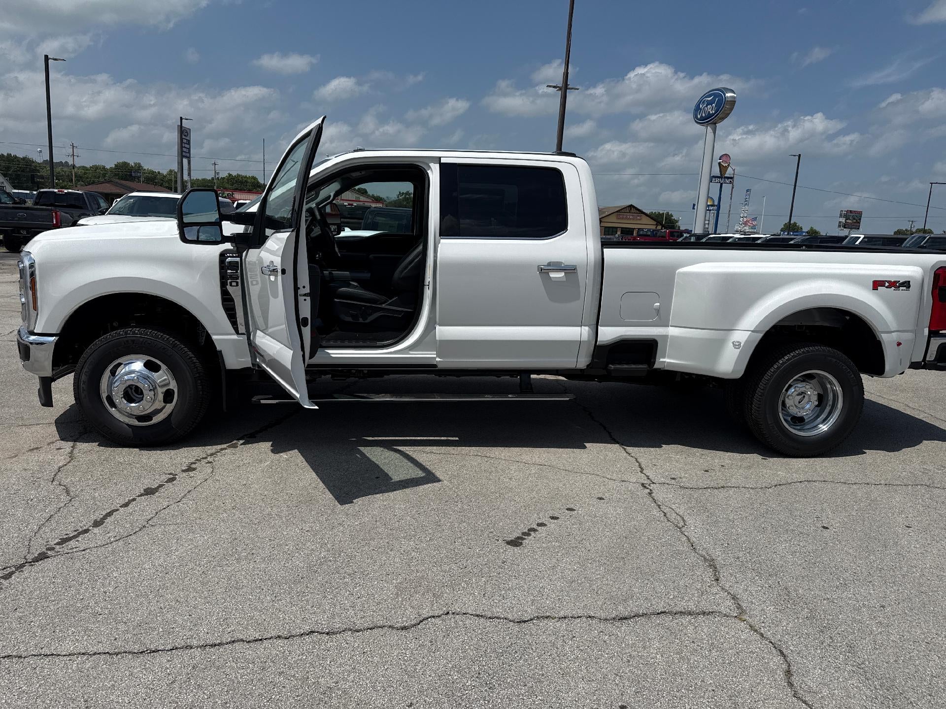 2026 Ford Super Duty F-350 DRW XL 4WD Crew Cab 8' Box