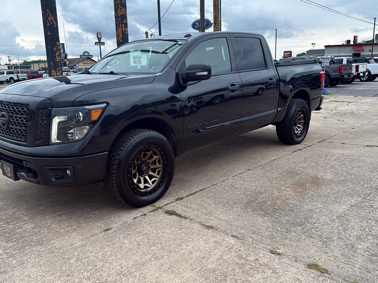 2019 Nissan TITAN SL